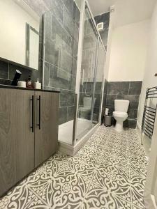 Ванна кімната в Large, stylish 2bedroom apartment l free parking