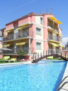 Bazén v ubytování Duerming Velero Apartamentos nebo v jeho okolí