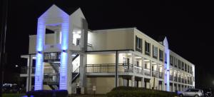 un gran edificio con un edificio con luz azul en Days Inn by Wyndham Marietta-Atlanta-Delk Road, en Marietta