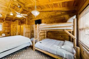 a bedroom with two bunk beds in a log cabin at Jolene Jolene in Pigeon Forge