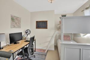 TV/trung tâm giải trí tại 3br 2bthbackyard Oasis 10 Min To Jtnp Zen Garden