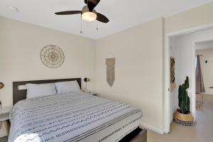 Giường trong phòng chung tại 3br 2bthbackyard Oasis 10 Min To Jtnp Zen Garden