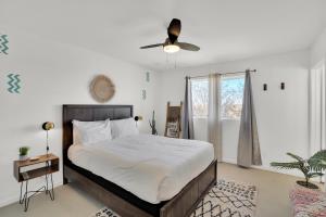 Giường trong phòng chung tại 3br 2bthbackyard Oasis 10 Min To Jtnp Zen Garden