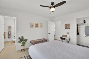 Giường trong phòng chung tại 3br 2bthbackyard Oasis 10 Min To Jtnp Zen Garden