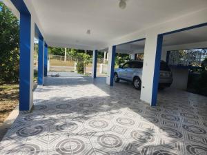 an empty garage with a car parked in it at Combate el Carribe Paradise in Cabo Rojo