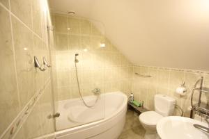 Koupelna v ubytování Śnieżynka Spa + 70 fotografií