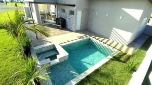 una piscina davanti a una casa di Piscina com SPA - Check-in 9h - 70m da Represa a Palmeiras Altre 48 foto