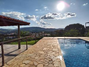 Nespecifikovaný výhled na hory nebo výhled na hory při pohledu z prázdninového domu