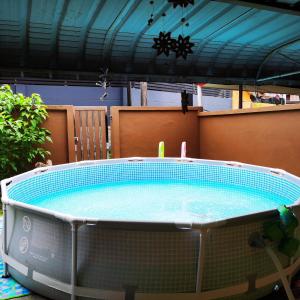 een grote hot tub bovenop een patio bij Iman Homestay: Sri Kandis in Kuching