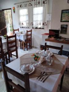 a dining room with a table and chairs and a dining room at Chalé do Parque in Monte Verde