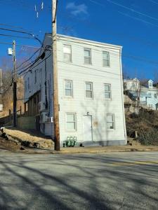 un edificio blanco al lado de una calle en California Ave - 2 BR - Home Away from Home! en Pittsburgh