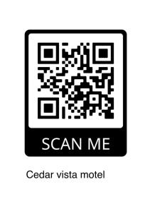 uma imagem de um código qr com um logótipo de digitalização em Cedar Vista Motel em Tobermory
