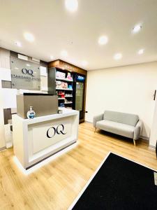 un vestíbulo de tienda con sofá y mesa en OQ STANDARD HOTEL - Airport, en Arequipa