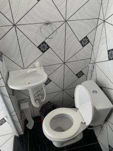 La salle de bains est pourvue de toilettes et d'un lavabo. dans l'établissement POUSADA SÃO JOSÉ, à Tabuleiro do Norte