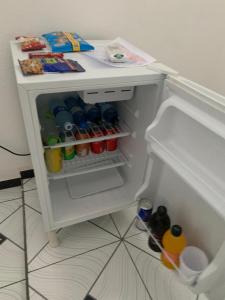 - un réfrigérateur ouvert avec de la nourriture et des boissons dans l'établissement POUSADA SÃO JOSÉ, à Tabuleiro do Norte