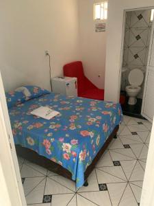 - une chambre avec un lit et une couette bleue dans l'établissement POUSADA SÃO JOSÉ, à Tabuleiro do Norte