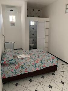 - une chambre avec un lit et une couette colorée dans l'établissement POUSADA SÃO JOSÉ, à Tabuleiro do Norte