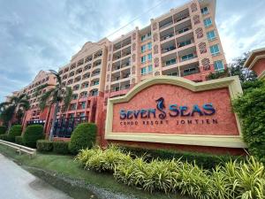 een hotelbord voor een groot gebouw bij ΛPΛRTMENTS in Seven Seas condo in Jomtien Beach