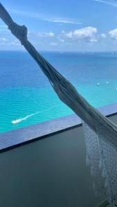 un balcón con hamaca y vistas al océano en Apartamento vista mar!, en Salvador