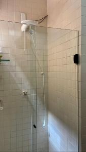 y baño con ducha y puerta de cristal. en Apartamento vista mar!, en Salvador