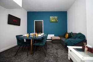 ein Wohnzimmer mit einem Tisch und einem Sofa in der Unterkunft 2 Bed Apartment! Near City Centre! 5 Guests*Long stay discount* in Cardiff