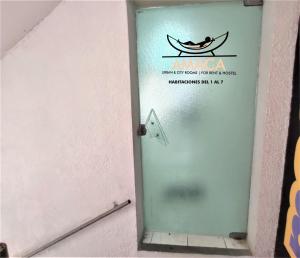 drzwi z znakiem na boku budynku w obiekcie Hostal independencia w mieście Santa Cruz de la Sierra