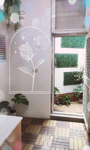 une porte coulissante en verre avec une décoration florale. dans l'établissement 富貴民宿Full Great B&B包棟名宿, à Changhua