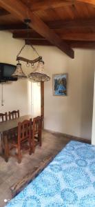 Un comedor con mesa y sillas de madera. en SARA COMPLEJO, en Mina Clavero