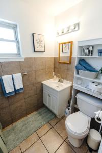 bagno con servizi igienici e lavandino di Centrally Located 2BR Overton Square Unit 2 Fast WiFi Free Parking Yes Pets a Memphis