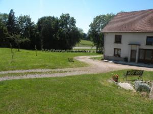 una casa con un camino de grava al lado de un campo de césped en Gîte Champ-le-Duc, 5 pièces, 10 personnes - FR-1-589-335, en Champ-le-Duc