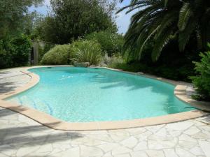 una gran piscina en un patio con árboles en Campagne Beausoleil, en La Seyne-sur-Mer
