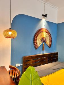 - une chambre avec un lit et un ventilateur mural dans l'établissement Anchie Home Lý Nam Đế- Ha Noi Train Street- Ha Noi Old Quarter, à Hanoï 63 autres photos
