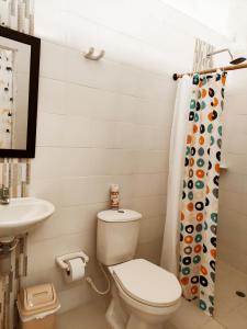 La salle de bains est pourvue de toilettes et d'un lavabo. dans l'établissement Casa Orquidea Hostal Barichara, à Barichara