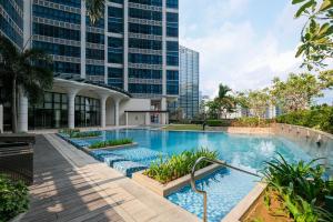 een zwembad in een gebouw met hoge gebouwen bij Uptown Parksuites Modern Room in Manilla