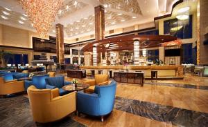 un vestíbulo de un hotel con sillas y un bar en Regal Palace Resort & Spa, en Guangzhou