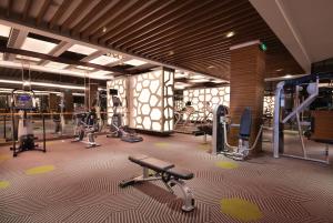 un gimnasio con varias cintas de correr y máquinas en él en Regal Palace Resort & Spa, en Guangzhou