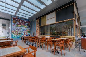 Restaurace v ubytování Modern 1BR in Uptown BGC