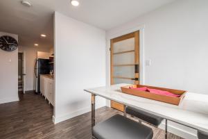 una cocina con una mesa con una caja. en Modern Contemporary 2 Bedroom Suite, en Halifax