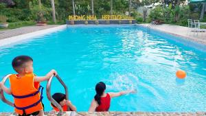 un groupe d'enfants jouant dans une piscine dans l'établissement Heritage By Night, à Phong Nha 6 autres photos