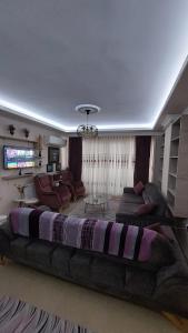 un grande letto in un soggiorno con divano di شقة مفروشة في اسطنبول Furnished Apartment in Istanbul a Esenyurt