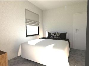 Un dormitorio con una cama blanca y una ventana. en Apartment in Privlaka near Sandy Beach, en Privlaka 20 fotos más