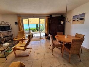 a living room with a wooden table and chairs at Villa Cavalaire-sur-Mer, 4 pièces, 6 personnes - FR-1-100-255 in Cavalaire-sur-Mer