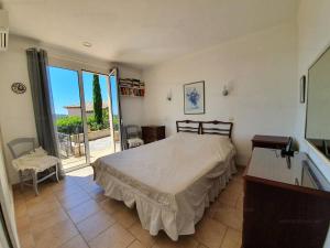 a bedroom with a bed and a tub and a window at Villa Cavalaire-sur-Mer, 4 pièces, 6 personnes - FR-1-100-255 in Cavalaire-sur-Mer