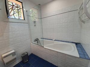 a white tub in a bathroom with a window at Villa Cavalaire-sur-Mer, 4 pièces, 6 personnes - FR-1-100-255 in Cavalaire-sur-Mer