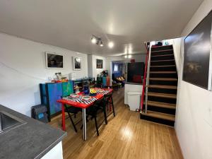 匹兹堡Unique Artsy 2 Bdrm Apt 1.5 mi from Downtown的一间设有桌子、厨房和楼梯的房间