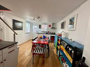 Unique Artsy 2 Bdrm Apt 1.5 mi from Downtown的厨房或小厨房