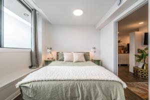 Cozy Fully-Equipped 2 Bedroom Suite في هاليفاكس: غرفة نوم بسرير كبير ونافذة