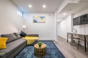 ein Wohnzimmer mit einem Sofa und einem Tisch in der Unterkunft Spacious Newly Renovated 1 Bedroom Suite in Halifax
