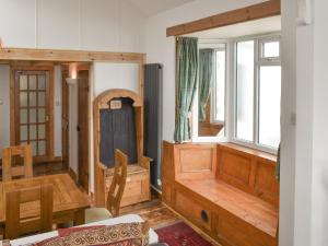sala de estar con muebles de madera y ventana en Hen Joppa, en Newlyn