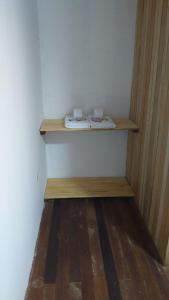 uma prateleira num quarto com duas toalhas em Cabañas del bosque Don Efraín-La Merced em La Merced